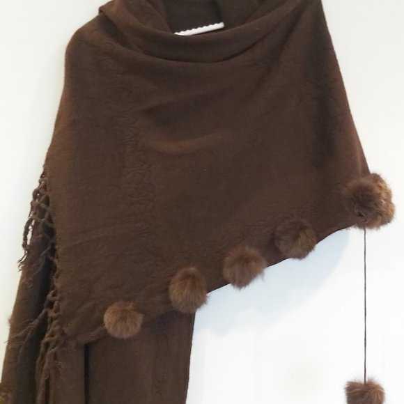 Brown shawl with faux fur trim and bobbles - Picture 1 of 7